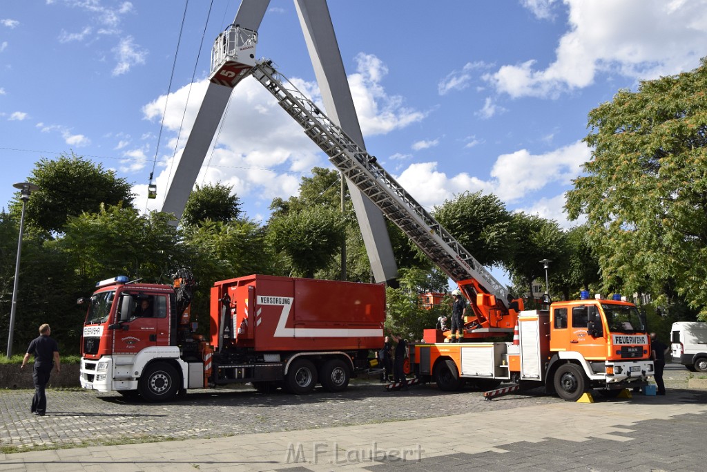 Koelner Seilbahn Gondel blieb haengen Koeln Linksrheinisch P208.JPG - Miklos Laubert